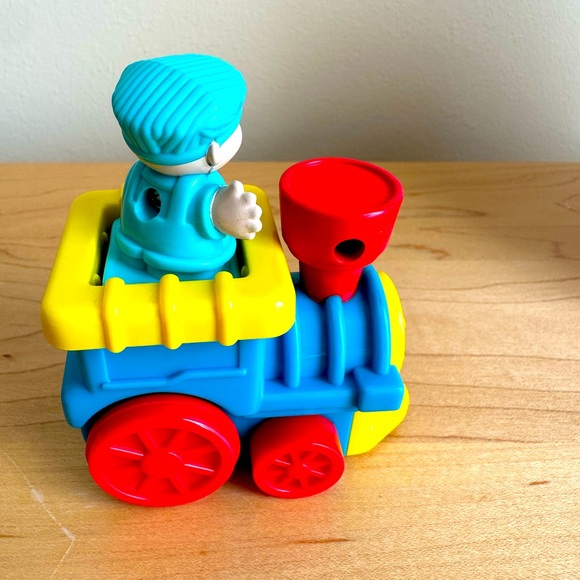 VINTAGE🚂 MCDONALD’S FISHER PRICE TRAIN WITH CONDUCTOR IN RED, BLUE AND YELLOW - Picture 2 of 5